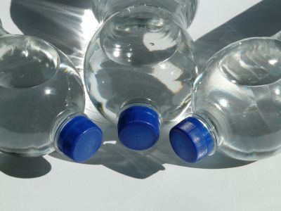 Сколько бактерий под крышкой бутылки для воды? Сравниваем с сиденьем унитаза - новости экологии на ECOportal