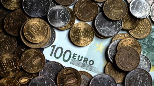 Нефтяной фактор: почему курс евро превысил 83 рубля впервые с апреля 2022 года